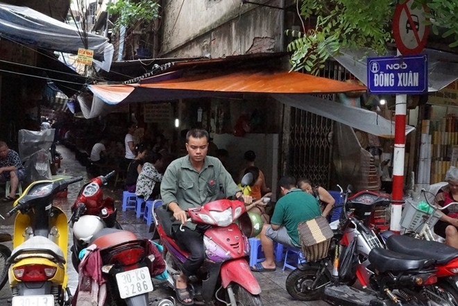 Tại ngõ chợ Đồng Xuân (Hoàn Kiếm, Hà Nội), nhiều dịch vụ nở rộ phục vụ khách trong và ngoài nước.